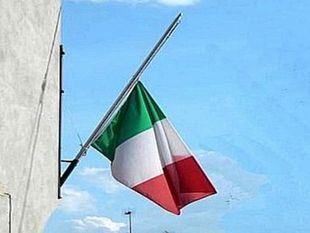 bandiere-a-mezzasta-al-comune-di-castelvetrano-per-il-giorno-del-ricordo