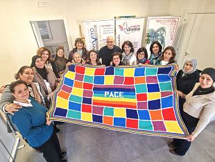 mazara-fondazione-san-vito-donne-musulmane-e-siciliane-realizzano-insieme-la-coperta-della-pace