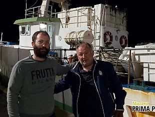 mazara/labbraccio-fra-il-com-giacalone-e-il-figlio-tornato-in-porto-con-lanna-madre