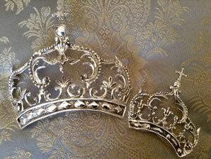 due-corone-alla-madonna-della-sanita-incoronazione-col-vescovo