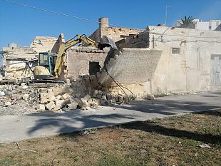 marsala-rudere-in-largo-capizzo-in-corso-i-lavori-di-demolizione-il-sindaco-di-girolamo-piu-decoro-in-quellarea-portuale