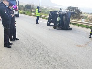 custonaci-auto-si-ribalta-ferito-un-giovane