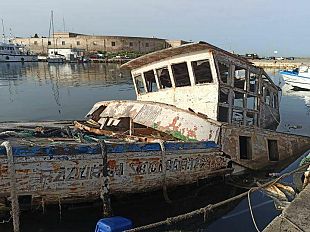 porto-peschereccio-limbarcazione-azzurra-seconda-verra-rimossa