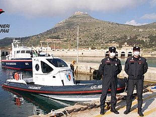 trapani/trapani-prova-ad-eludere-i-controlli-andando-via-mare-beccato-dai-carabinieri