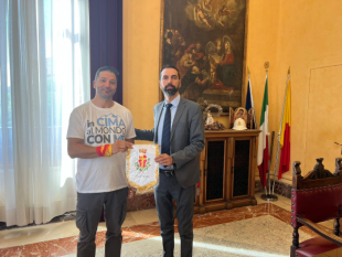 messina-ricevuto-dal-sindaco-basile-a-palazzo-zanca-nunzio-bruno-promotore-del-progetto-in-cima-al-mondo-con-me