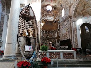 in-cattedrale-la-nativita-e-stata-collocata-allinterno-di-una-barca-di-6-metri