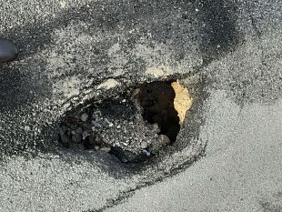 mazara-cittadini-segnalano-pericolosa-buca-in-via-asiago