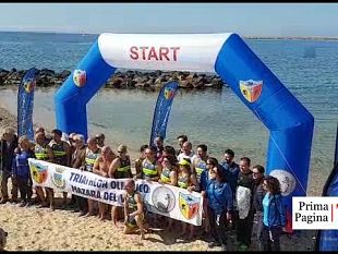 video-mazara-con-il-tuffo-di-arditi-atleti-il-sindaco-inaugura-la-spiaggia-in-citta-rimosso-il-divieto-di-balneazione