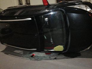 trapani-rocambolesco-incidente-in-via-vespri-auto-si-ribalta