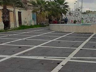 borgata-costiera-residenti-segnalano-feci-di-randagi-in-piazza-del-popolo-lassessore-reina-assicura-immediato-intervento