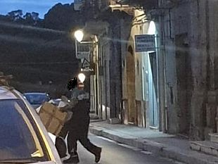 incivili-abbandonano-rifiuti-in-centro-a-castelvetrano-lamministrazione-pubblica-le-foto-e-le-iniziali-dei-multati
