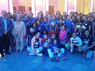 a-palazzo-xvii-aprile-giovani-pallavoliste-in-azione-contro-il-tumore-al-seno