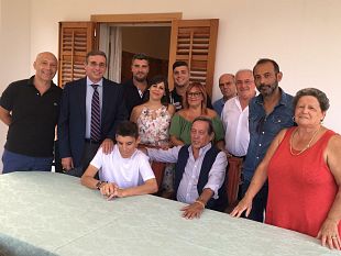 tony-sperandeo-sabato-ha-raggiunto-il-giovane-disabile-nella-sua-abitazione-salvatore-ha-coronato-il-suo-sogno-ha-incontrato-il-suo-attore-preferito