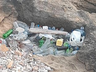 a-marsala-un-mare-di-plastica-fra-le-rocce-di-capo-boeo