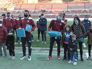 fc-trapani-ed-ancos-distribuiscono-regali-per-bambini-meno-abbienti