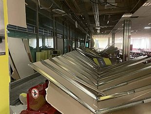 tempesta-a-punta-raisi-fa-crollare-parte-del-tetto-aeroporto-chiuso