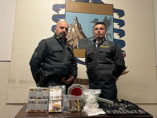 hashish-e-cocaina-nella-borsa-lavoro-scatta-larresto-per-un-uomo-allimbarco-per-pantelleria