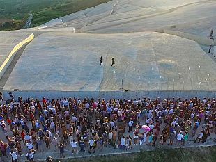 gibellina-gran-finale-delle-orestiadi-al-cretto-di-burri-venerdi-9-e-sabato-10-agosto