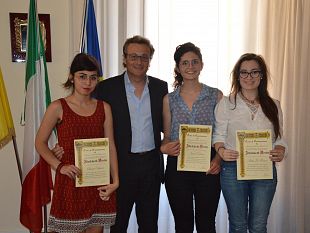 castelvetrano-il-sindaco-consegna-tre-benemerenze-a-studentesse-del-liceo-classico