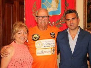 ricevuto-al-palazzo-di-citta-alessandroo-belliere-l-ottantenne-che-sta-effettuando-il-periplo-dell-italia-a-piedi