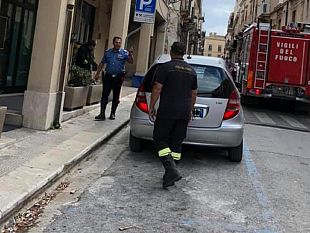 vigili-del-fuoco-in-azione-per-domare-un-incendio-in-un-deposito-della-filiale-della-carige-a-castelvetrano