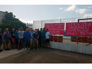 video-dopo-gli-spari-libici-scatta-la-protesta-dei-pescatori-di-mazara-vogliamo-sicurezza-in-mare-e-garanzia-per-il-nostro-lavoro
