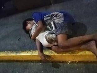 bimbo-senzatetto-dorme-sul-marciapiede-abbracciato-al-cane-la-foto-simbolo-di-miseria-e-amicizia