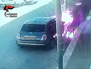 mazara-perseguita-i-familiari-e-incendia-lauto-del-suocero-arrestato-37enne