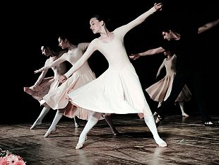 aula-magna-atria-impastato-del-liceo-scientifico-m-cipolla-in-scena-le-muse