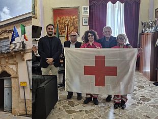 partanna-si-tinge-di-bianco-e-di-rosso-la-bandiera-della-croce-rossa-sventola-sul-palazzo-municipale