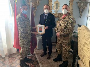 incontro-a-palazzo-dali-tra-il-sindaco-tranchida-e-il-colonnello-longo