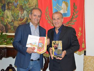 ricevuto-dal-sindaco-grillo-lenologo-giacomo-manzo-ambasciatore-del-vino-marsala