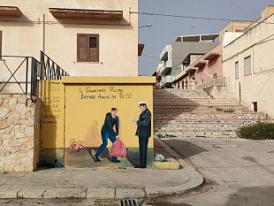 mazara-lartista-piero-barbera-realizza-murale-nel-quartiere-makara-e-lancia-un-messaggio-contro-lincivilta