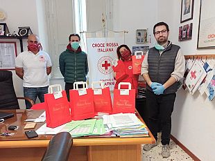 agora-dona-100-mascherine-alla-croce-rossa-di-trapani