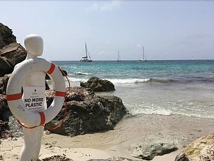 un-manichino-fra-le-spiagge-di-favignana-per-dire-no-alla-plastica-in-mare