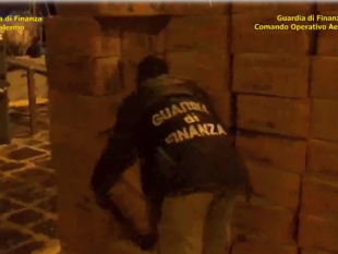 maxi-operazione-gdf-al-largo-di-mazara-9-arresti-e-e-sequestro-di-oltre-2-tonnellate-di-sigarette