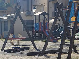 piazza-umberto-danneggiate-le-altalene