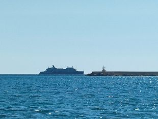 difficile-entrare-nel-porto-di-mazara-cosi-una-delle-navi-piu-lussuose-al-mondo-la-seabourn-venture-resta-alla-fonda