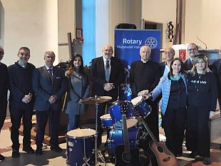 il-rotary-club-mazara-dona-strumenti-musicali-alla-parrocchia-di-santantonio-di-mazara-due