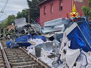 scontro-autocarro-treno-merci-a-un-passaggio-a-livello-di-cefalu
