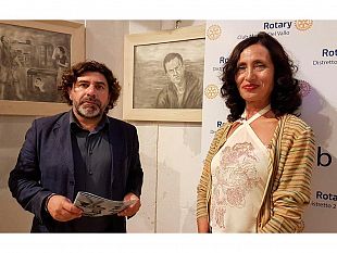 video-intervista-allartista-lucia-stefanetti-sulla-sua-mostra-di-disegni-un-pizzuddu-di-muddica