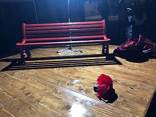 video-un-flash-mob-una-panchina-rossa-ed-uno-spettacolo-di-elvira-biondo-per-le-donne