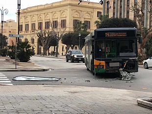 auto-contro-autobus-incidente-in-viale-regina-margherita