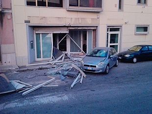 xitta-ladri-in-azione-sventrano-muro-della-banca-e-portano-via-il-bancomat