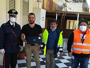 salaparuta-i-carabinieri-consegnano-laptop-per-la-didattica-a-distanza