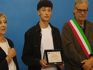 il-campione-europeo-di-kick-boxing-agostino-bona-premiato-dal-sindaco-e-dalla-preside-del-liceo
