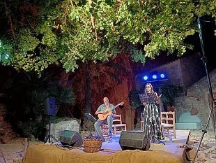 custonaci-donatella-finocchiaro-incanta-la-grotta-mangiapane-con-rosa-canta-e-cunta