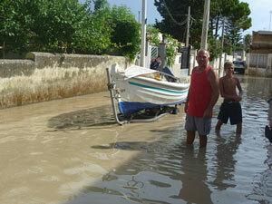 viale-sanremo-diventa-un-torrente-dopo-la-pioggia-protestano-i-residenti-l-assessore-zizzo-promette-una-soluzione-immediata-e-futura