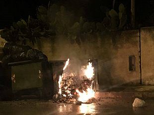 citta-in-mano-a-vandali-fuoco-a-cassonetti-rifiuti-in-un-momento-molto-caldo-per-il-futuro-della-belice-ambiente