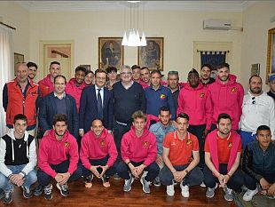 il-sindaco-ha-accolto-i-giocatori-della-folgore-per-festeggiare-la-permanenza-in-eccellenza